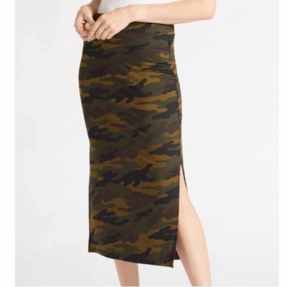 Evereve Sundry Siene Camo Midi Skirt Elastic Waist  Women’s Size 1 Green…